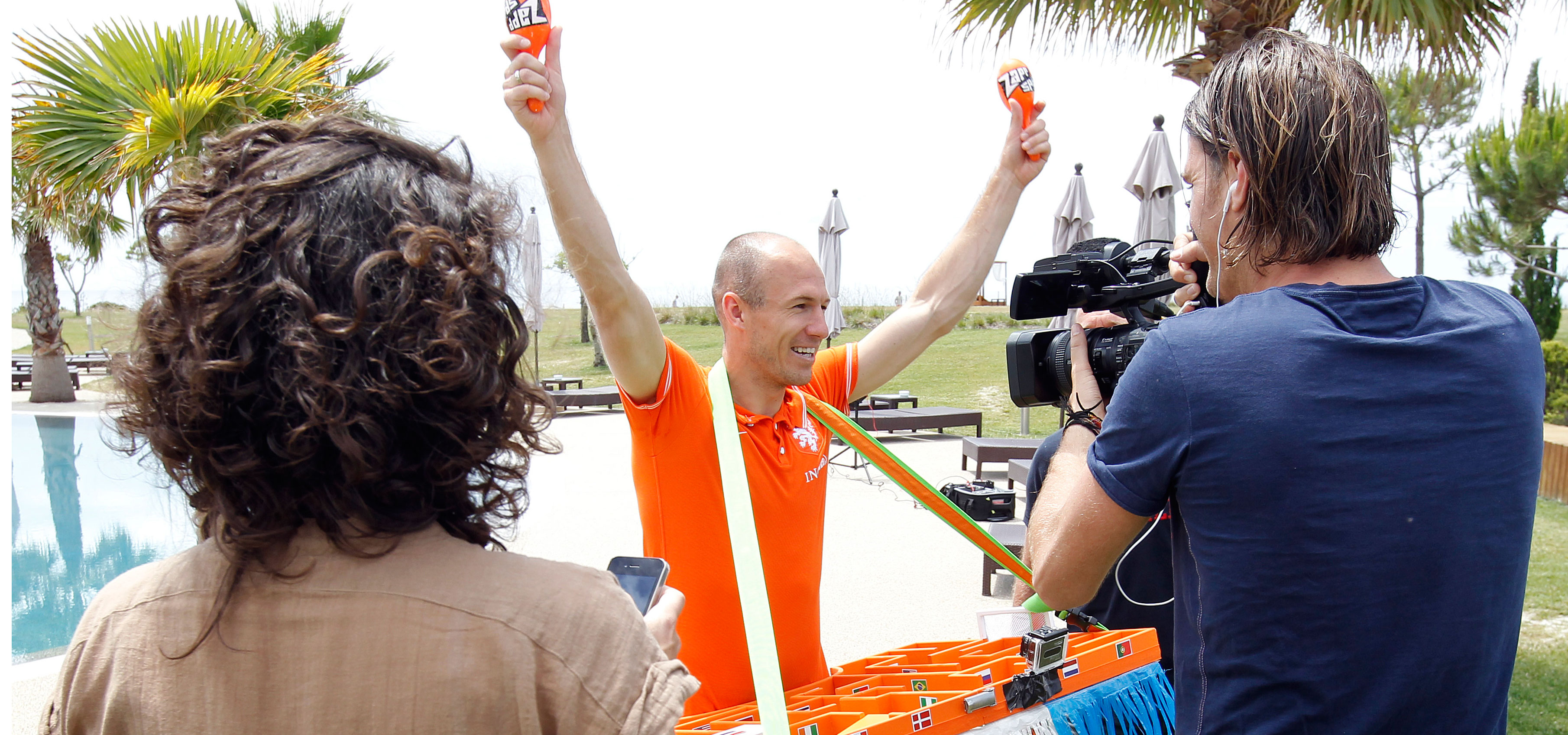 Na de training was er tijd voor een persmoment. Arjen Robben werkt enthousiast mee aan een item van kinderprogramma Z@ppsport.