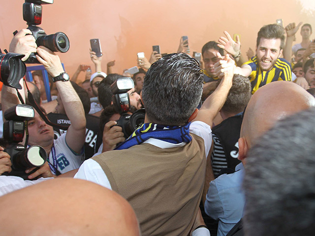 &#039;RVP&#039; maakt een van de duizenden aanwezige Fenerbahçe-fans dolgelukkig door hem de hand te schudden.