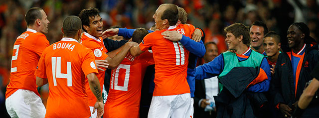 Oranje viert op het EK 2008 feest na weer een doelpunt tegen Frankrijk. De ploeg van Marco van Basten wint met 4-1.