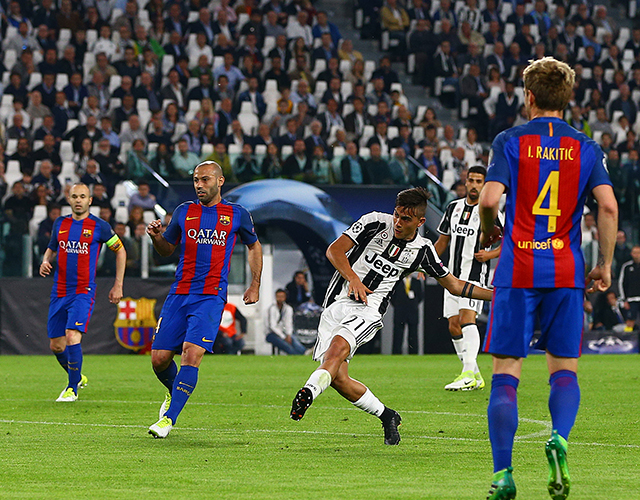 Paulo Dybala schiet Juventus op een 2-0 voorsprong in Turijn. 