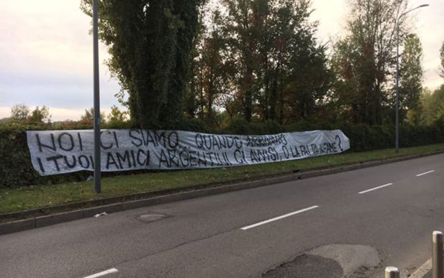 Fans van Inter ontrolden een spandoek voor Mauro Icardi&#039;s woning. Bron: La Gazzetta dello Sport.