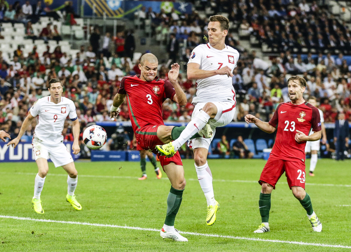 Die tegentreffer was een smetje op de uitstekende wedstrijd van de Portugese centrale verdediger Pepe, die Ajax-spits Arek Milik vrijwel continu in de tang had.