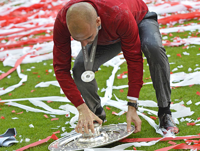 Sterker nog: Pep Guardiola laat de schaal uit zijn handen vallen. De trofee blijft gelukkig voor Bayern München zonder schade.