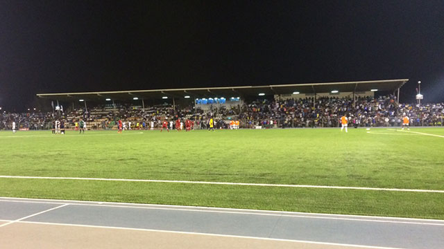Het Ergilio Hato Stadion in Willemstad was uitverkocht voor de interland tussen Curaçao en Cuba.