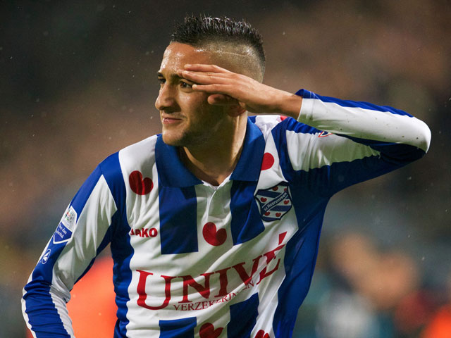 Hoewel Eredivisie-topschutter Alfred Finnbogason drie keer scoort tijdens de 5-2 zege op het armetierige RKC Waalwijk, is het Hakim Ziyech die de meeste aandacht opeist. Met een fantastische lob van afstand bepaalt hij de eindstand.