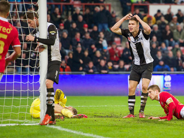 Jeroen Zoet pakt juist punten. De laatste weken in prima vorm verkerende sluitpost houdt PSV in de slotfase tegen Heracles Almelo op de been: 2-1. Voor PSV een zeldzame luxe: al drie competitieduels op rij is er gewonnen.