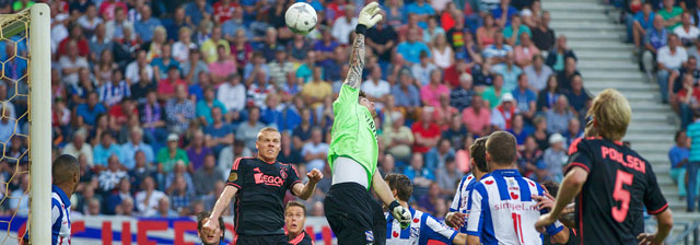 Nordfeldt duikt onder de bal door, Kolbeinn Sigthórsson kopt Ajax naar 0-2.