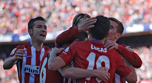 Fernando Torres en Koke bedanken de negentienjarige Lucas Hernández, die met zijn voorzet aan de basis van de 1-0 stond.