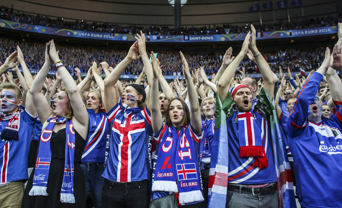 Ondanks de kansloze nederlaag bleven de IJslandse fans hun helden de hele wedstrijd steunen.