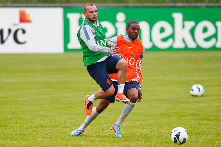 Miquel Nelom en Wesley Sneijder in duel tijdens de training van Oranje.
