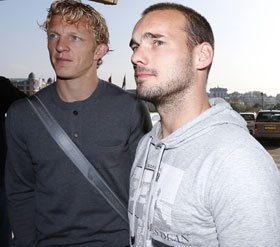 Dirk Kuijt en Wesley Sneijder, allebei actief in Turkije. Dat land is dinsdag de tegenstander van Oranje.