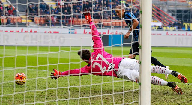 Een doelpunt van Rodrigo Palacio was voor Internazionale niet genoeg om in het spoor van Napoli te blijven.