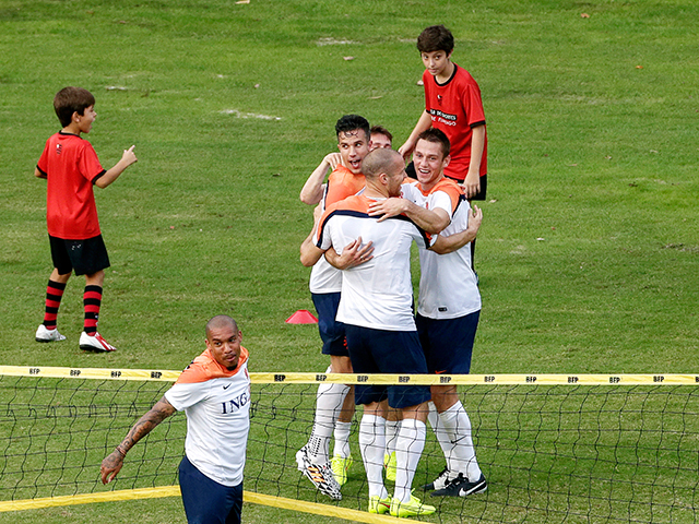 Tijdens het potje tennisvoetbal moet Nigel de Jong wel zijn meerdere erkennen in Robin van Persie, Paul Verhaegh, Ron Vlaar en Stefan de Vrij.