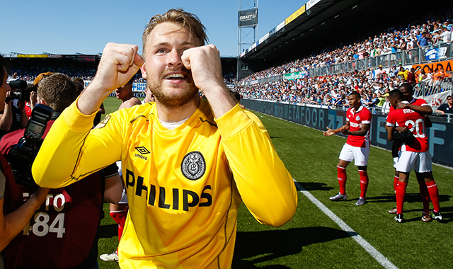 Jeroen Zoet viert de titel in Zwolle na het laatste fluitsignaal bij De Graafschap-Ajax.