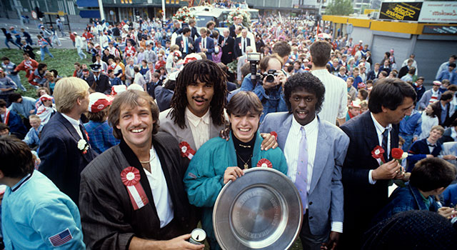 René van der Gijp, Ruud Gullit, Bert Verhagen en John Veldman vieren de landstitel van 1986. Destijds moest PSV acht jaar wachten voordat het weer eens kampioen werd.