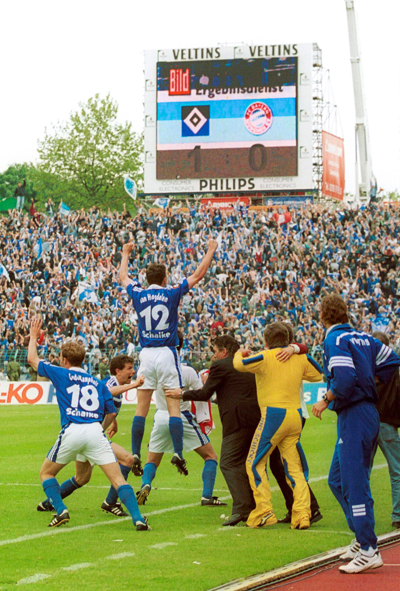Euforie als HSV concurrent Bayern München lijkt te verslaan. Schalke 04 waant in 2001 zich vier minuten kampioen.