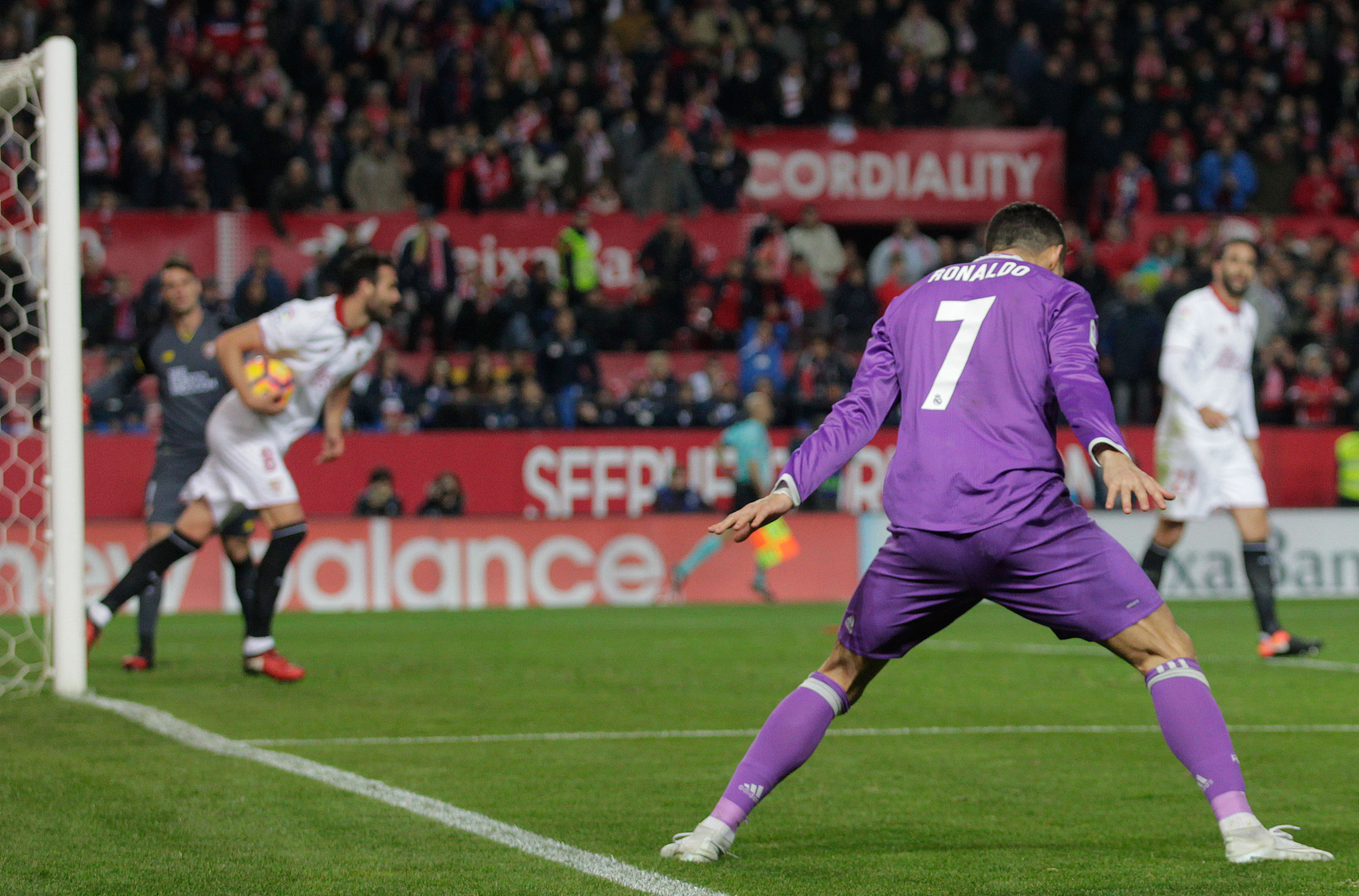 Cristiano Ronaldo heeft de strafschop benut in het duel met Sevilla en viert dat op de voor hem zo karakteristieke manier.