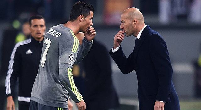 Cristiano Ronaldo overlegt met Zinedine Zidane tijdens het uitduel met AS Roma in de Champions League, de enige wedstrijd waarin Ronaldo voortijdig naar de kant werd gehaald.