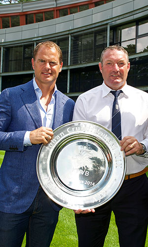 Frank de Boer en Ron Jans poseren met de Johan Cruijff Schaal. De trainer van PEC Zwolle mocht de trofee zondag nogmaals vasthouden.