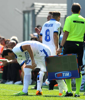 Diego Milito maakt zich op voor zijn invalbeurt als vervanger van Rodrigo Palacio.