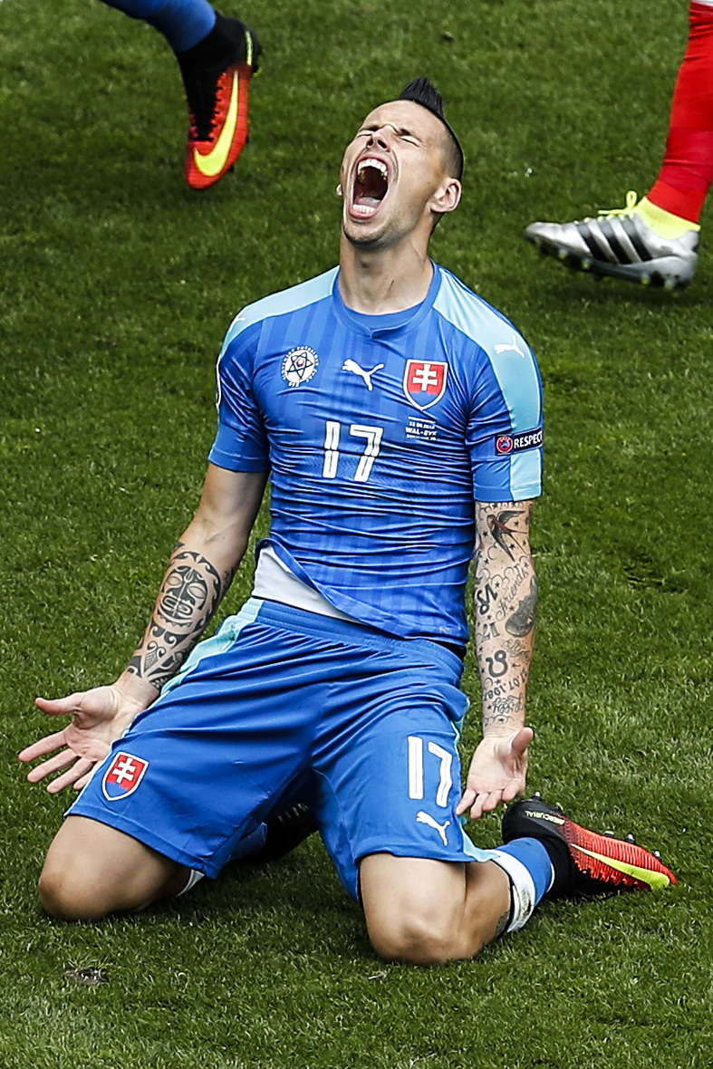 Frustratie na het missen van een kans bij de Slowaakse middenvelder Marek Hamsik tegen Wales.