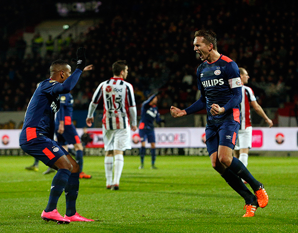 Op bezoek bij Willem II komt PSV niet verder dan een gelijkspel (2-2). Wie anders dan topscorer Luuk de Jong zet een kwartier voor tijd de gelijkmaker op het scorebord. Door de remise zakken de Eindhovenaren naar de derde plaats op de ranglijst. Feyenoord staat nu weer tweede.