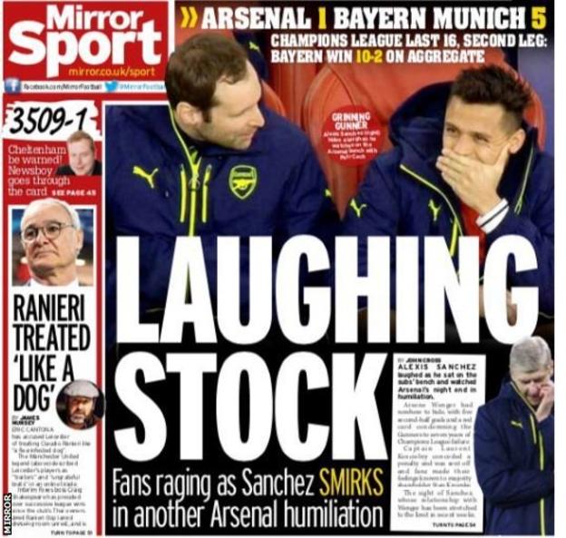 Het besmuikte lachje van Alexis Sánchez zegt volgens sommige tabloids alles over de situatie van Wenger bij Arsenal.