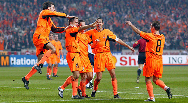 In zijn derde interland stond Wesley Sneijder met een hoekschop aan de basis van de laatste interlandgoal van Frank de Boer. De toenmalige verdediger van Galatasaray (!) kopte in de play-off tegen Schotland de 5-0 tegen de touwen. Het werd uiteindelijk 6-0.
