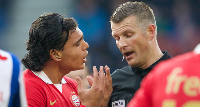 Karim Rekik ontvangt in de zestiende minuut een gele kaart van scheidsrechter Richard Liesveld. Hierdoor mist de verdediger van PSV volgende week de kraker tegen Feyenoord.