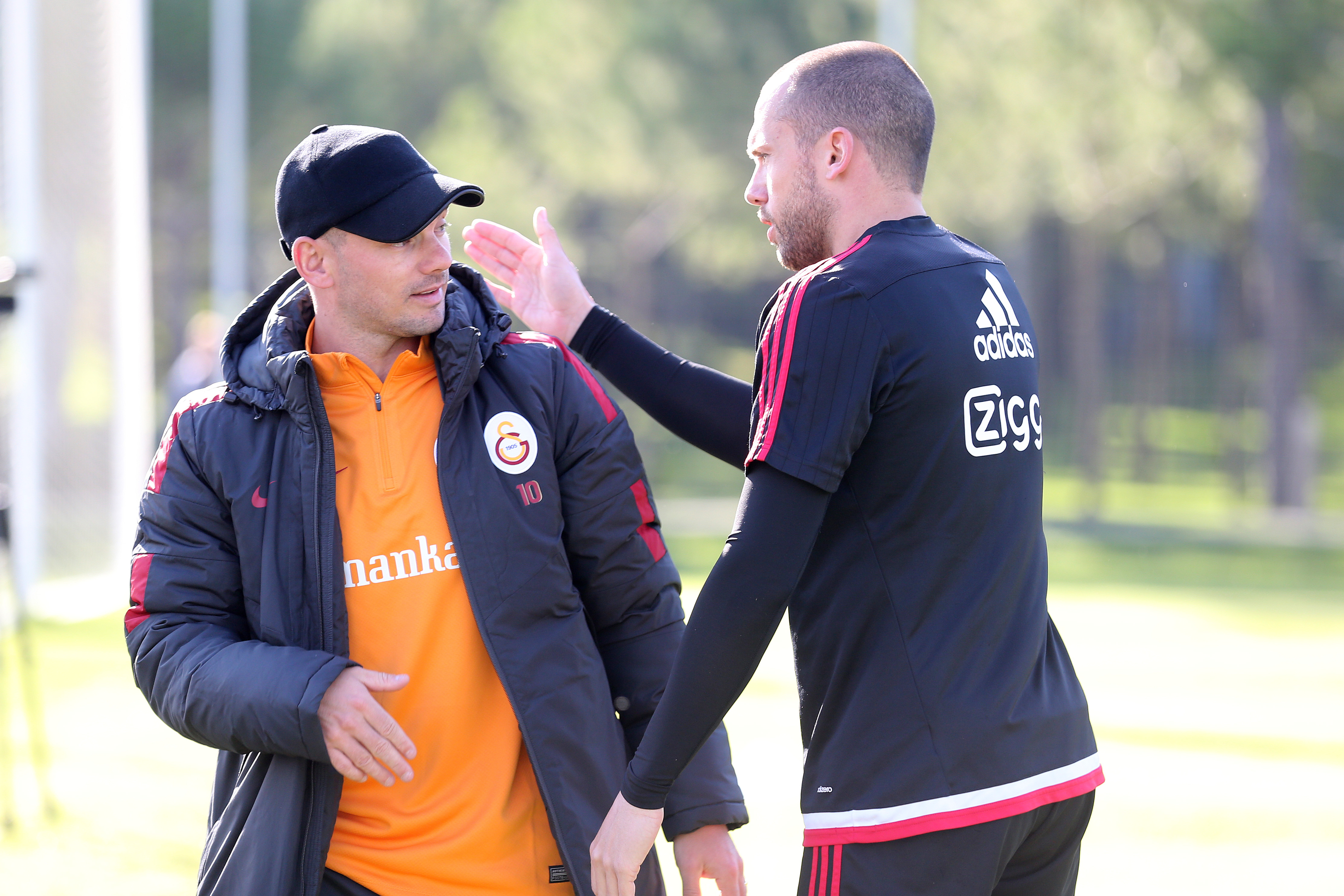 Galatasaray-middenvelder en ex-Ajacied Wesley Sneijder bracht een bezoekje aan Belek, waar Ajax de tenten had opgeslagen. Daar had hij een onderonsje met voormalig ploeggenoot John Heitinga.