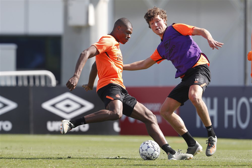 Denzel Dumfries en Sam Lammers tijdens een training van PSV in Qatar.