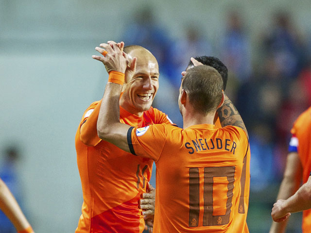 Blijdschap bij Sneijder en Robben. De vleugelspeler van Bayern München heeft Nederland binnen twee minuten aan de leiding gebracht. Er lijkt geen vuiltje aan de lucht.