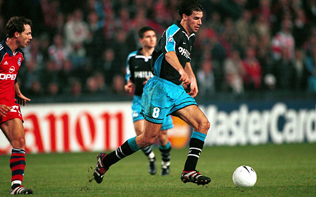 Ruud van Nistelrooy opende op 26 oktober 1999 de score tegen Bayern München, dat ondanks de gelijkmaker van Roque Santa Cruz met 2-1 zou verliezen in Eindhoven.