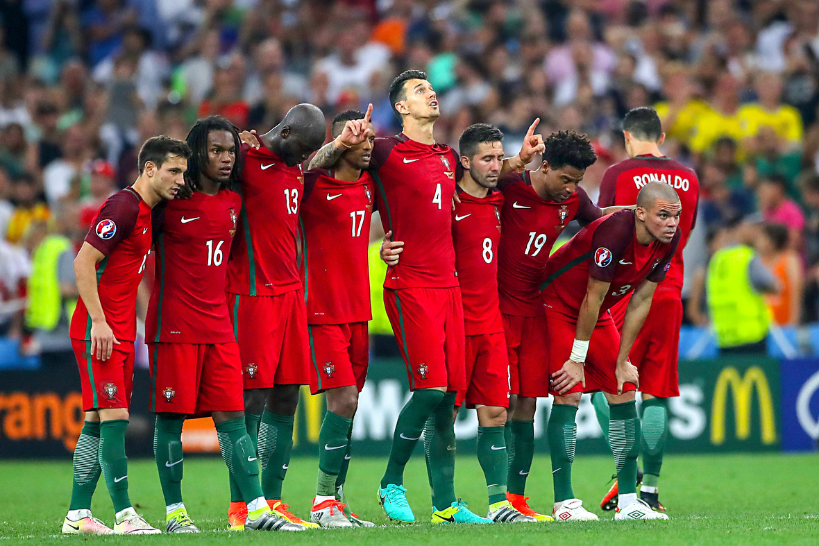 De penalty&#039;s nam Portugal uiteindelijk het best. Jakub Blaszczykowski miste en dat werd de Polen - doordat de Portugezen vijf keer raak schoten - fataal.