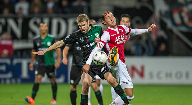 Nemanja Gudelj, hier in duel met collega-doelpuntenmaker Michael de Leeuw, miste een penalty maar scoorde uit een vrije trap.