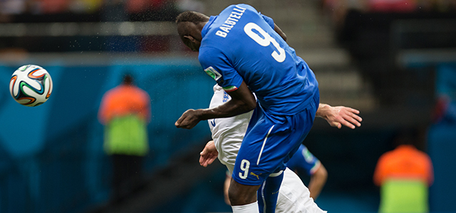 Mario Balotelli troeft Gary Cahill af op weg naar de 2-1. Engeland kwam die klap vlak na rust niet meer te boven.