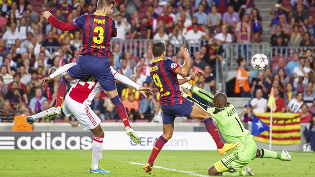 Stefano Denswil en Kenneth Vermeer komen tekort in het luchtduel met Gerard Piqué, die voor 3-0 zorgt.