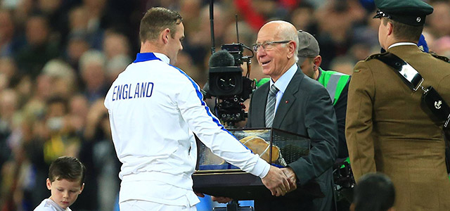 Sir Bobby Charlton overhandigt Wayne Rooney op 15 november voorafgaand aan het EK-kwalificatieduel met Slovenië de trofee voor zijn honderdste interland namens Engeland.