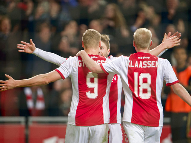 Kolbeinn Sigthórsson bedankt Lasse Schöne, die er met een puntgave assist voor zorgt dat de IJslander de enige goal van Ajax in de topper tegen PSV voor zijn rekening kan nemen.