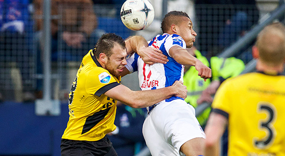 Luciano Slagveer worstelt, zoals de Friezen dat bijna de hele wedstrijd deden, met Kenny van der Weg van NAC.