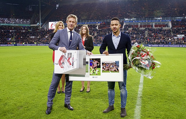 Memphis Depay ontving uit handen van technisch directeur Marcel Brands een mooi aandenken aan zijn PSV-tijd.