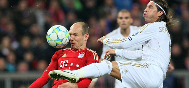 Op weg naar de Champions League-finale van 2011, die Bayern München mede door een gemiste penalty van Robben van Chelsea verloor, rekende Arjen Robben in de halve finale ook al af met zijn oude club Real Madrid. Hier vecht hij een verbeten duel uit met Sergio Ramos.