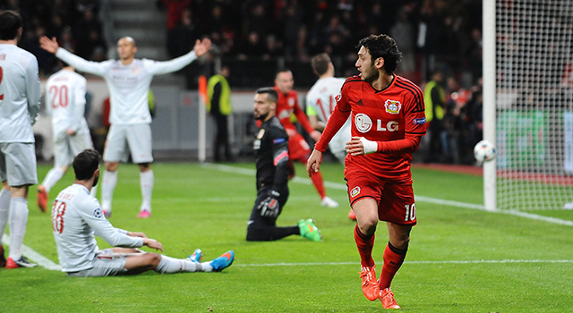 Hakan Calhanoglu loopt juichend weg na zijn doelpunt in de 57ste minuut.