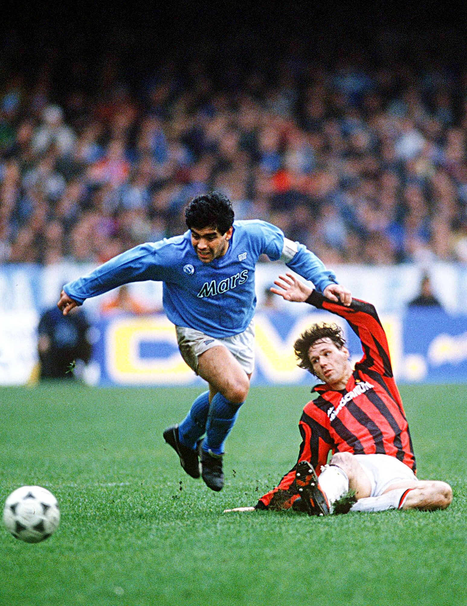 Maradona zweeft over de voeten van Marco van Basten op 1 oktober 1989 in het duel tussen Napoli en AC Milan (3-0). 