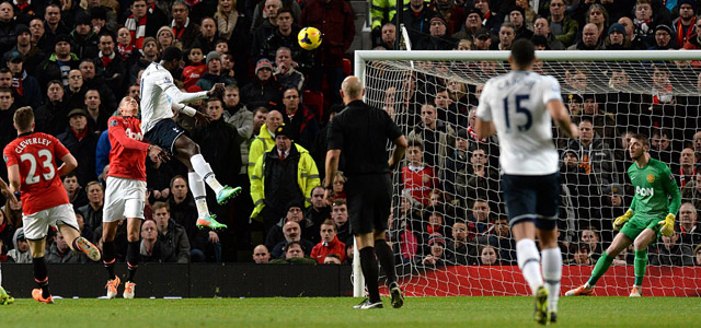 Uit een voorzet van Christian Eriksen staat Emmanuel Adebayor op het punt raak te koppen tegen Manchester United.