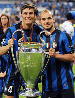 Javier Zanetti en Wesley Sneijder na het winnen van de Champions League.