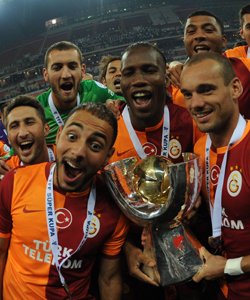 Vreugde bij Galatasaray na de winst van de Turkse Super Cup.
