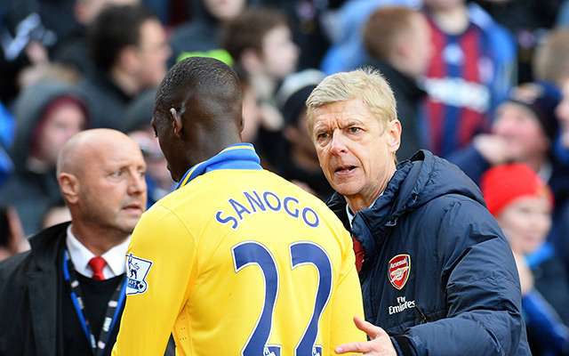 Arsène Wenger begeleidt Sanogo van het veld na een van zijn twee basisoptredens bij Arsenal.