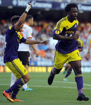 Wilfried Bony viert de openingstreffer in en tegen Valencia.