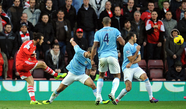 Pablo Osvaldo schiet de bal zeer fraai binnen tegen Manchester City.